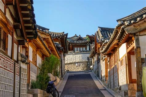 Bukchon Hanok Village: Spokój tradycji w sercu tętniącego Seulu!